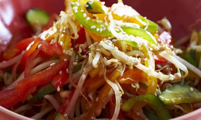 Салат из сладкого перца, огурца и ростков фасоли