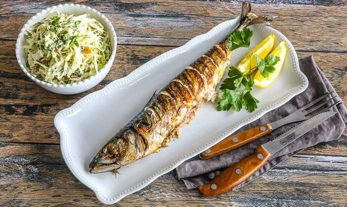 Скумбрия на гриле с салатом из молодой капусты