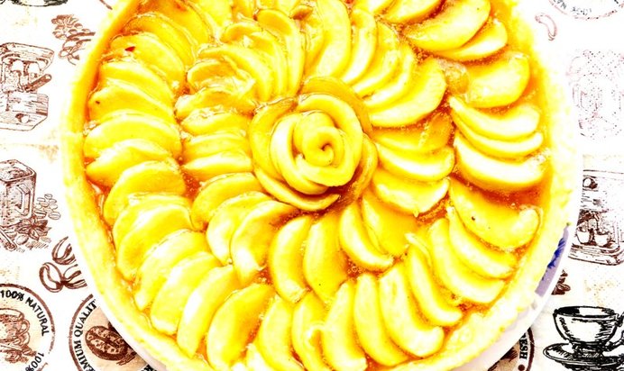 Тарт с яблоками и карамелью
