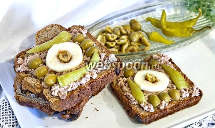 Бутерброд из цельнозернового хлеба с яблоками и печенью трески