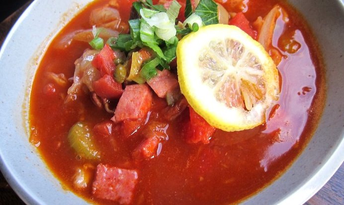 Солянка с оливками и колбасой