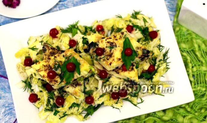 Омлет с грибами, луком-пореем и имбирём на салатной подушке