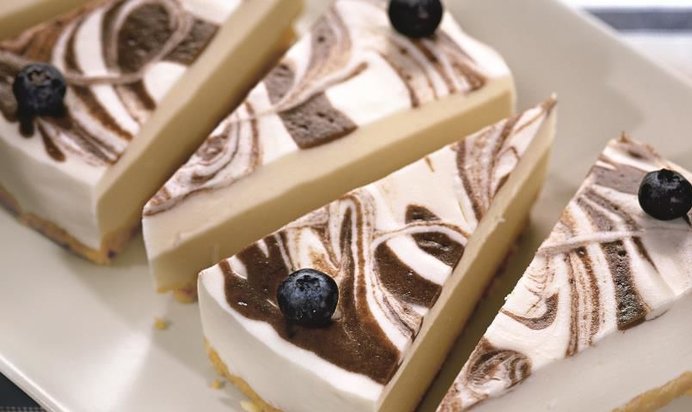 Черничный мраморный торт