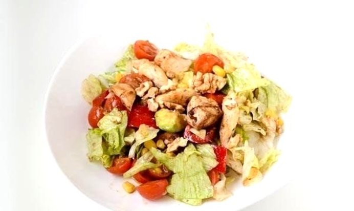 Салат с лимонной курицей и авокадо