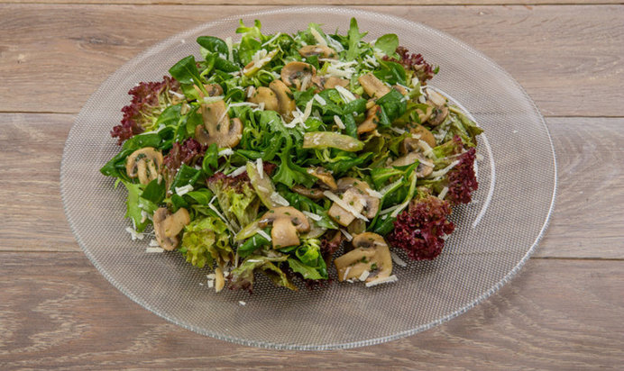 Зеленый салат с шампиньонами за 15 минут