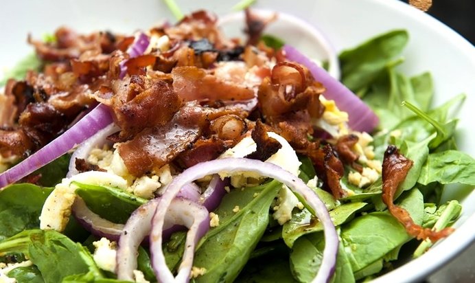 Салат со шпинатом и беконом