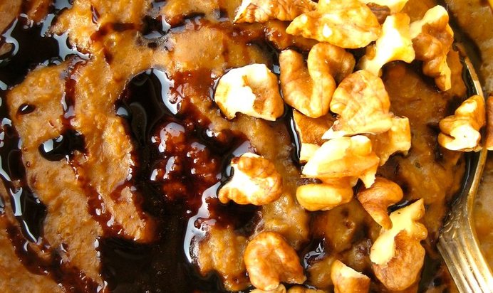 Овсяная каша с патокой, имбирем и грецким орехом