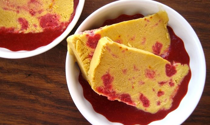 Клубничный гаспачо с семифреддо из манго, малины и шафрана