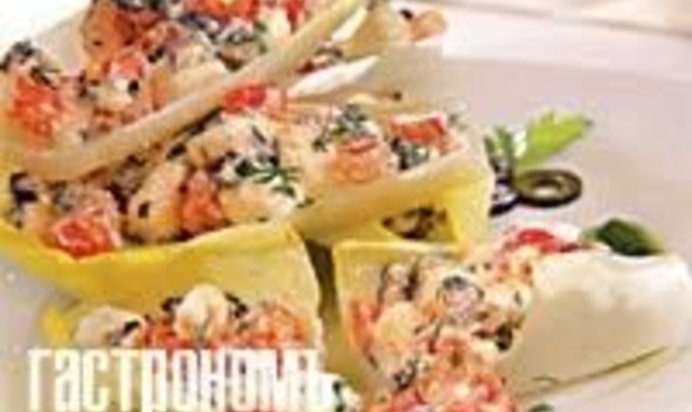 Греческий салат на листьях эндивия