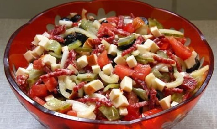 Салат с копченой колбасой огурцом и сыром