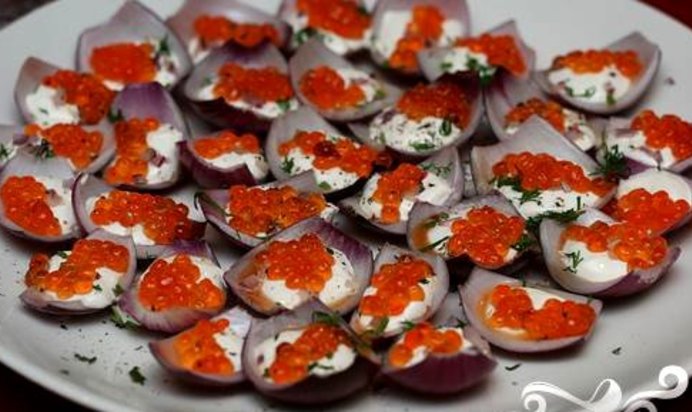 Канапе из лука и икры