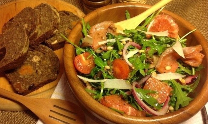 Салат из рукколы с лососем и кедровыми орешками