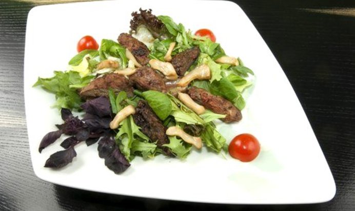 Салат из рубца с зеленью и арахисом