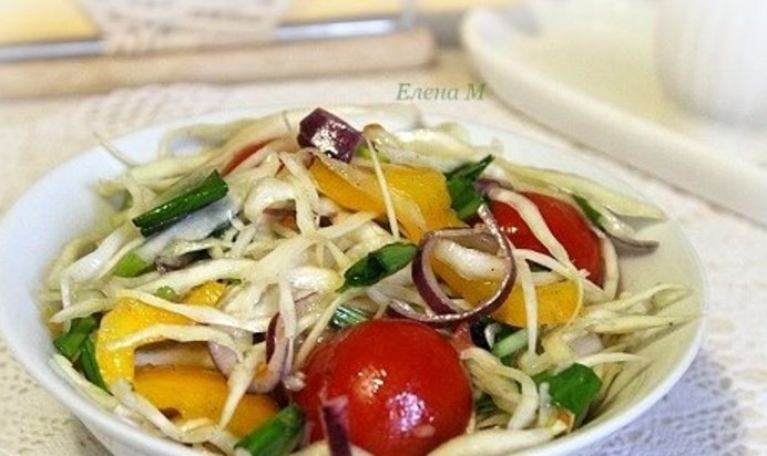 Постный салат из свежих овощей с черемшой