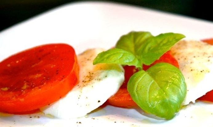 Капрезе с соусом песто