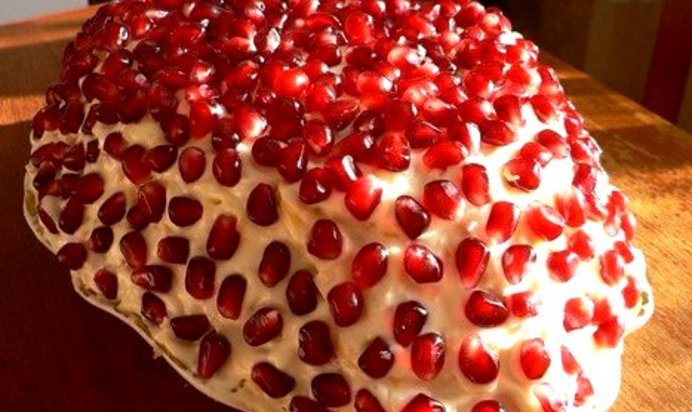 Слоеный салат с картофелем, мясом и орехами