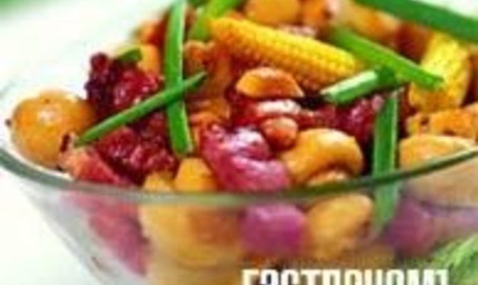 Горячий салат, приготовленный в воке на углях