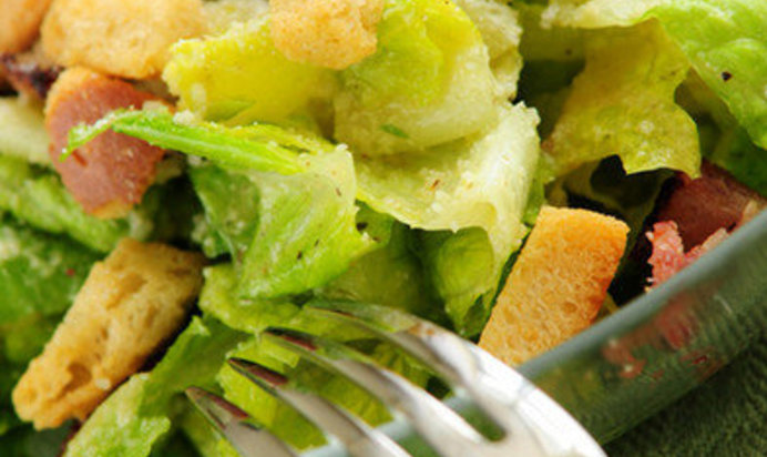 Салат цезарь с беконом