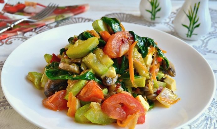 Овощное рагу со шпинатом, грибами и брынзой на сковороде