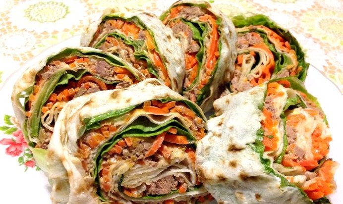 Рулет из лаваша с салатом