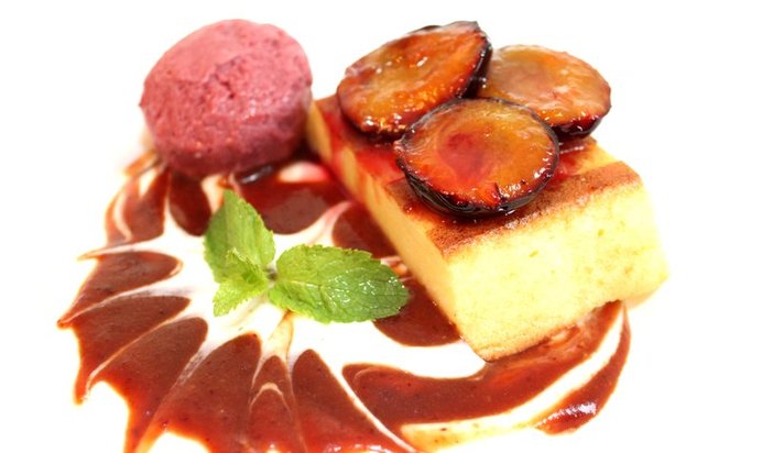 Творожная запеканка со сливами