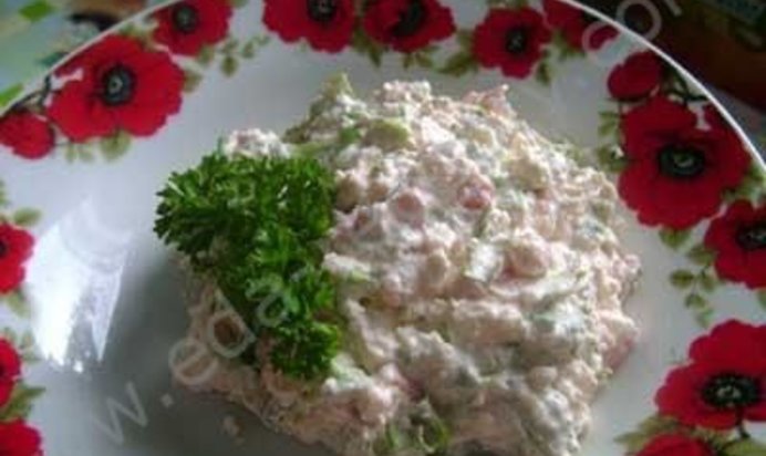 Салат творог с зеленью чесноком и помидорами