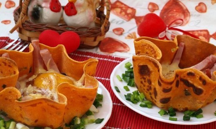 Яичница с ветчиной в томатных блинах