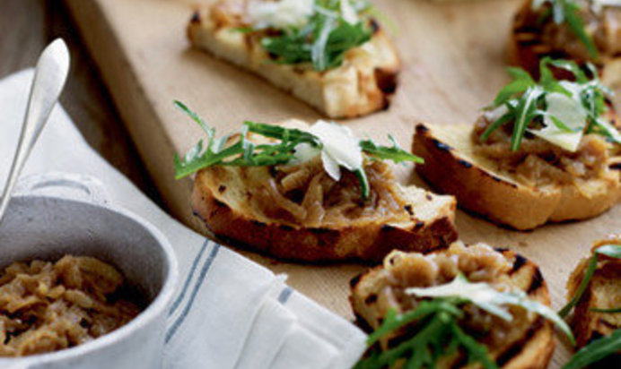 Брускетта с луком и сыром