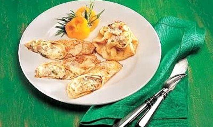 Блины с салатом из норвежской сельди