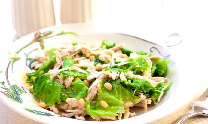 Салат с куриным филе и кедровыми орешками