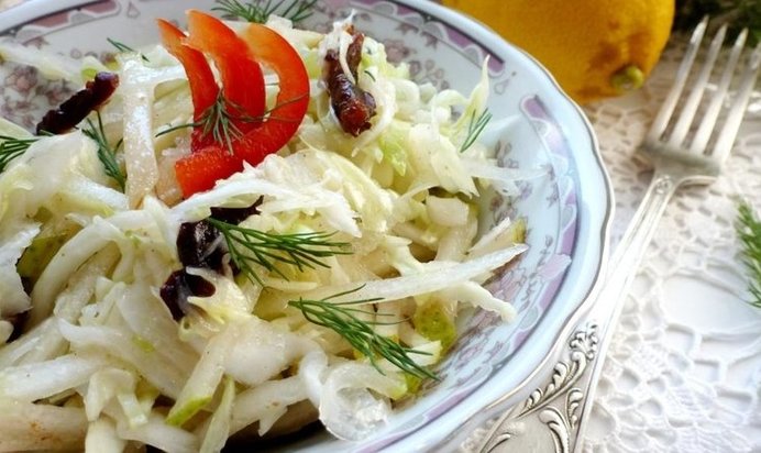 Капустный салат с грушей и черносливом