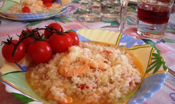 Ризотто с королевскими креветками и помидорами черри