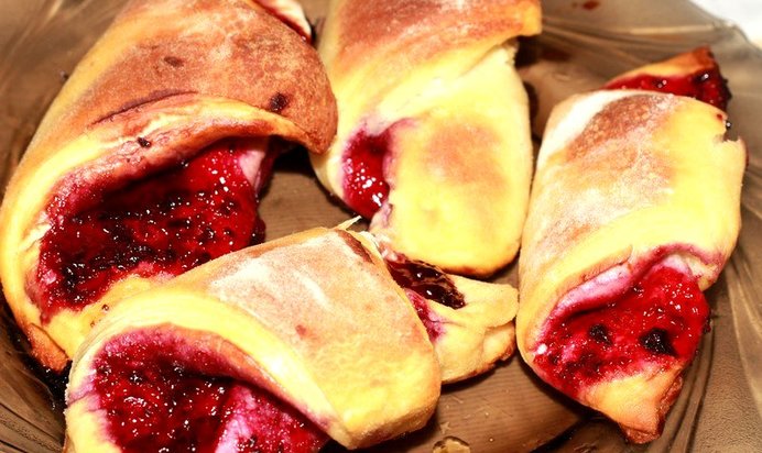 Круассаны с черной смородиной