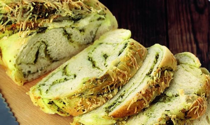 Плетеный хлеб с песто