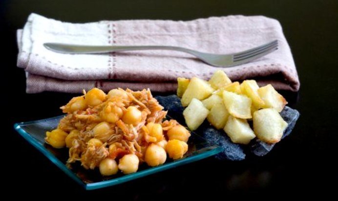 Салат из индейки с нутом, курагой и миндалем