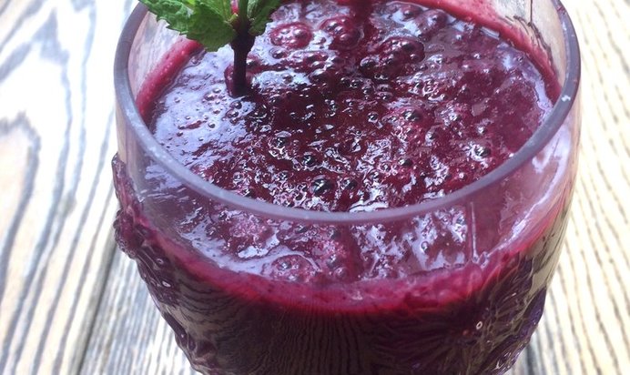 Смузи из ананаса и черной смородины