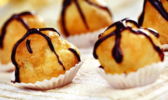 Профитроли с ванильным мороженым под шоколадным соусом