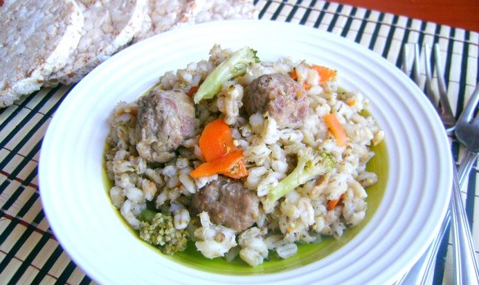 Перловая каша с фрикадельками и брокколи