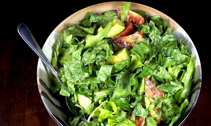 Зеленый салат с помидорами и авокадо