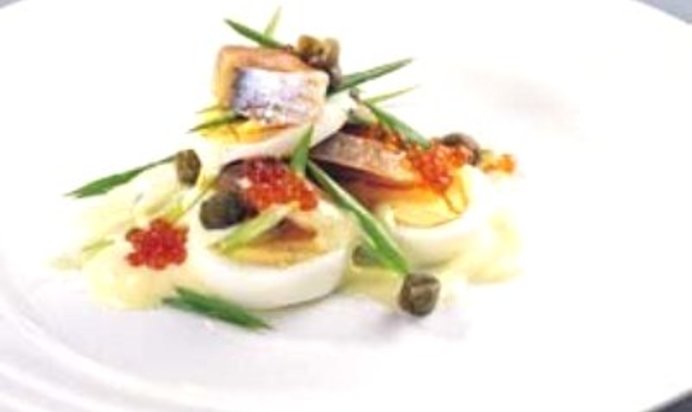 Слоеный салат из норвежской сельди, яиц и каперсов