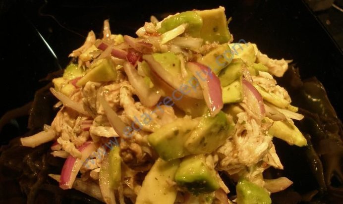 Салат с индейкой и авокадо