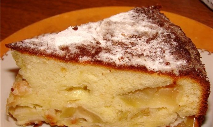 Шарлотка на йогурте с яблоками