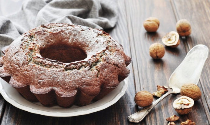 Сметанный кекс с орехами