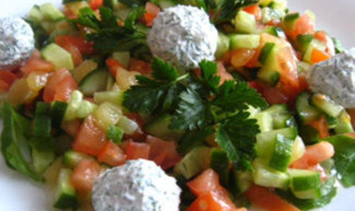 Салат с шариками из феты, укропа и маслин