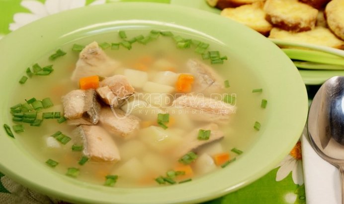Рыбный суп с сырными тостами