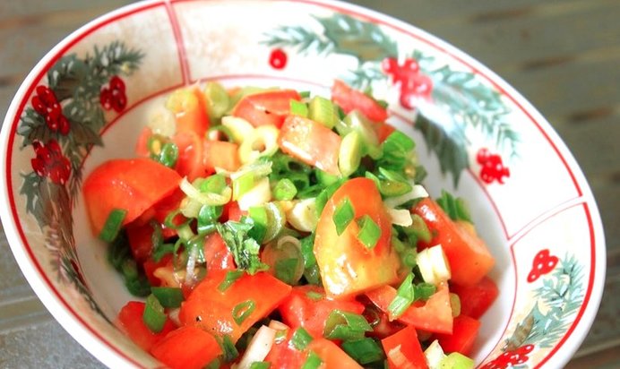 Салат из зеленого лука и помидоров