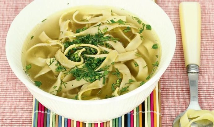 Лапша в овощном бульоне