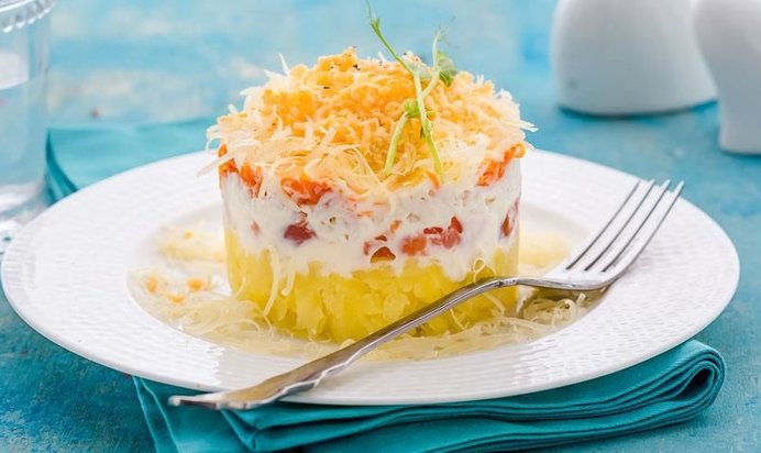 Салат с сыром и копченой горбушей