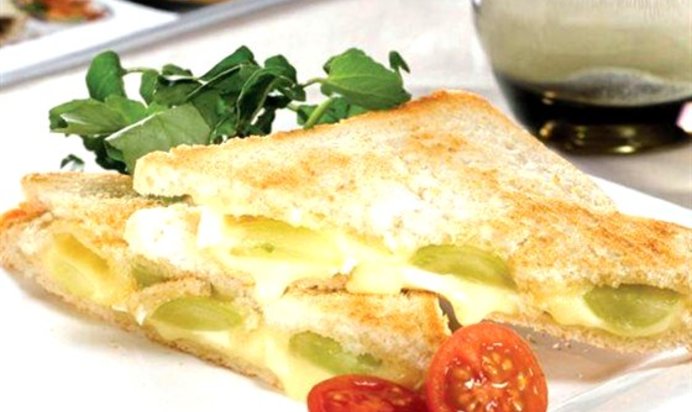 Горячий бутерброд с сыром бри и виноградом