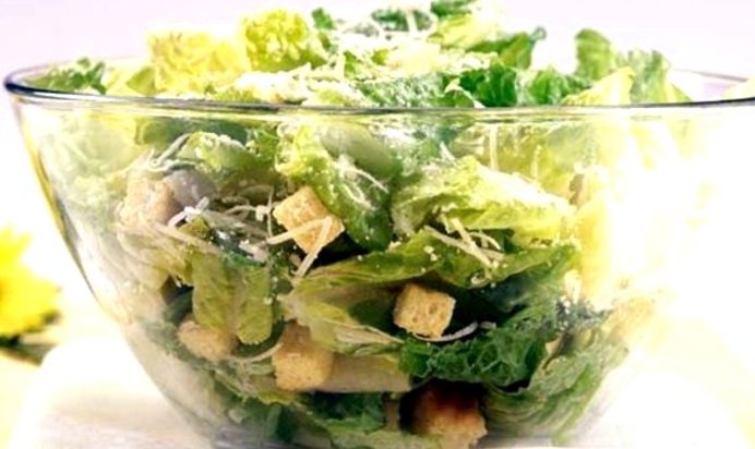 Нежный салат «Цезарь» с сухариками и курицей